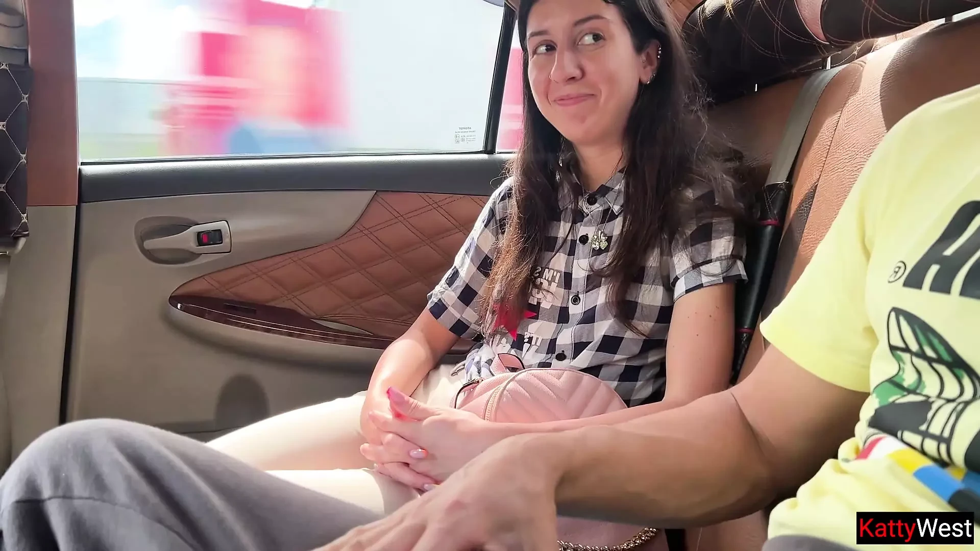 Girl sucks dick while the driver is not looking - Full XXX Movies | ePornHIT.