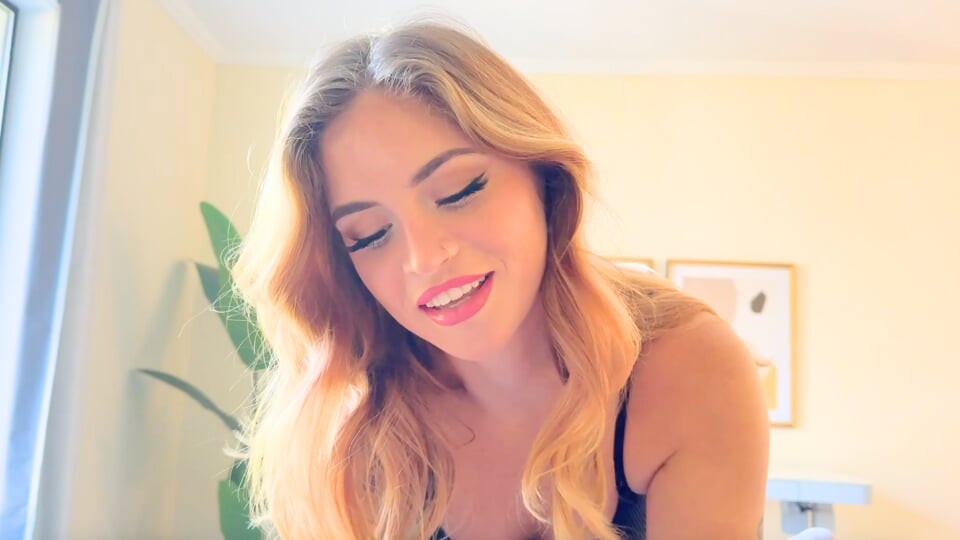 Cheating Girlfriend Gets Naughty During Boyfriend's Call! - Full XXX Movies | ePornHIT.